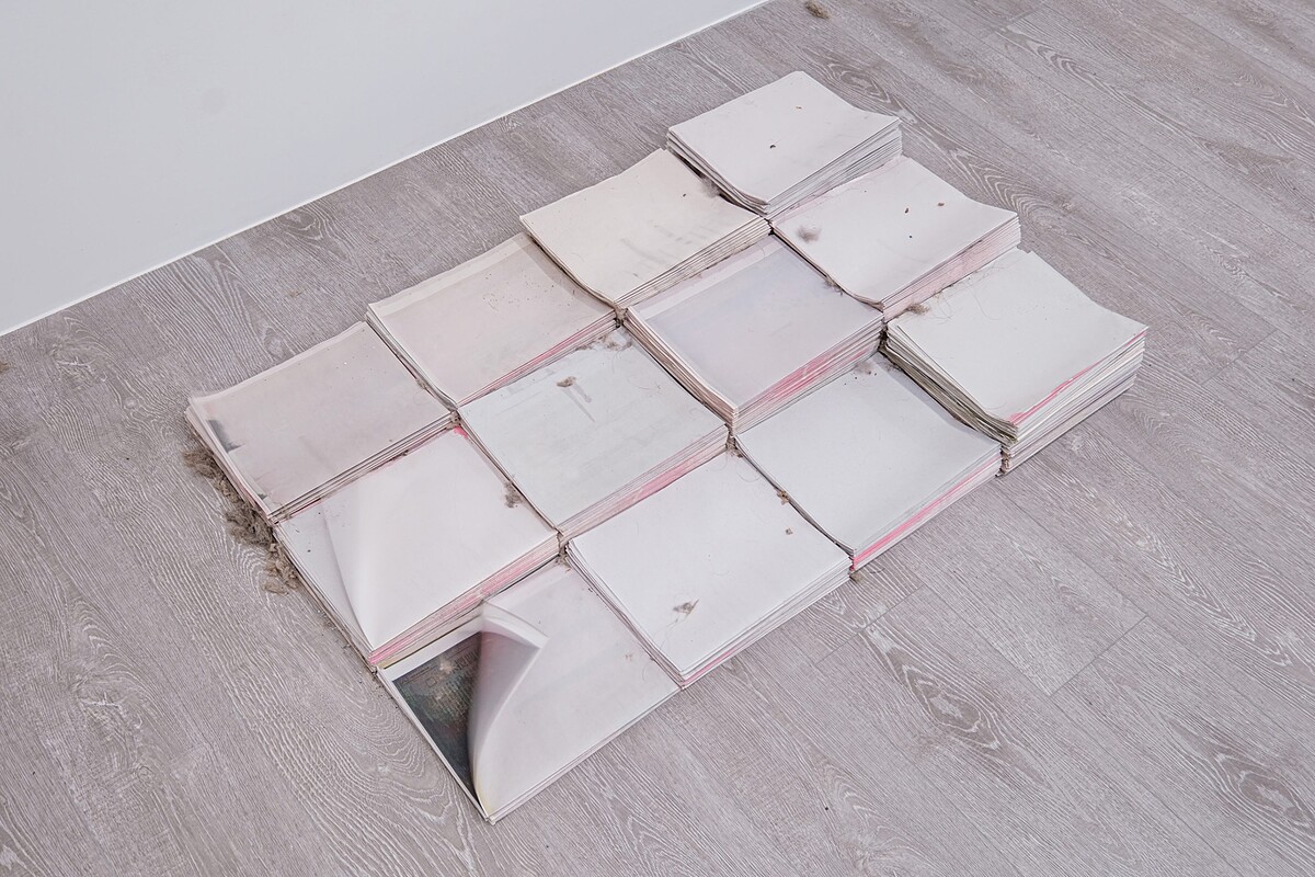 湯雅雯，《揚起》，2023，送風裝置、格柵出風口、蛇型簾、沙礫、灰塵、白報紙、抹布，尺寸依空間而定。圖像由藝術家提供。