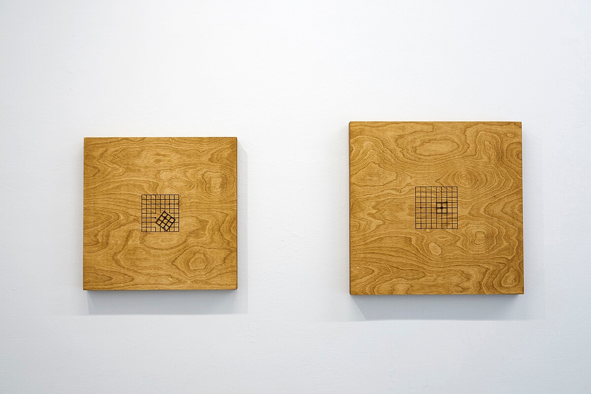 王雅慧，《棋盤》，2020，染色木板、時鐘機芯、黑色壓克力、油墨，49 &times; 49 &times; 4.5、43 &times; 43 &times; 4.8公分。臺北市立美術館典藏。