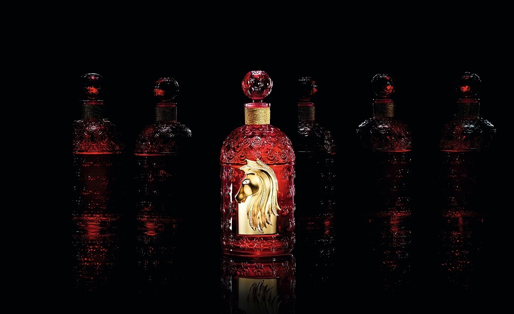嬌蘭摯紅幸運淡香精奢鑽金馬蜂印瓶主視覺。