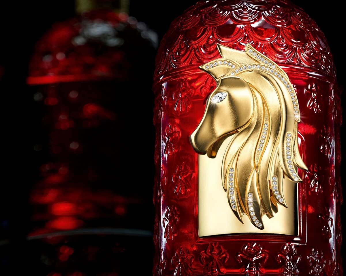 嬌蘭摯紅幸運淡香精奢鑽金馬蜂印瓶視覺圖。