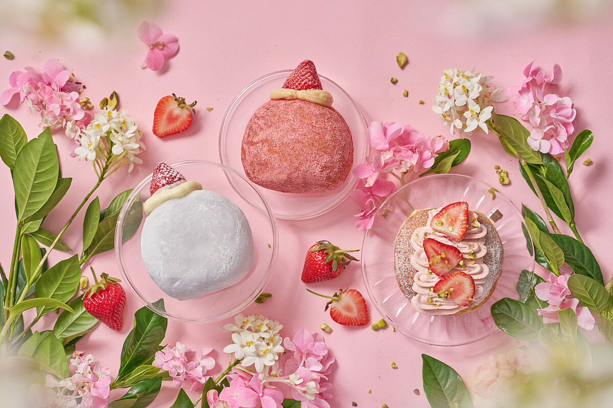 雪系町生ドーナツ推出冬季草莓季限定的「雪藏草莓大福」以及「優格草莓」、「粉雪草莓」三款夢幻生甜甜圈(圖片來源/雪系町生ドーナツ提供)