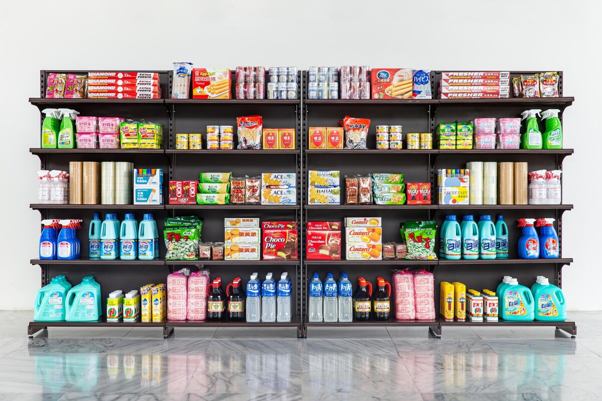 李明學，《溢出的記憶》，2019，超市與超商物件，尺寸依空間而定。臺北市立美術館典藏。