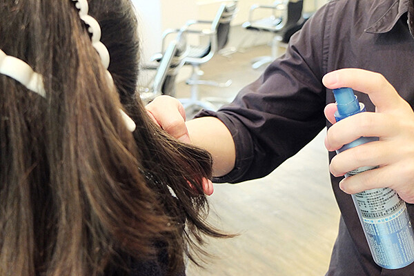 在微濕的頭髮上均勻噴上抗熱護髮噴霧，這個動作能降低高溫對髮質的熱傷害。