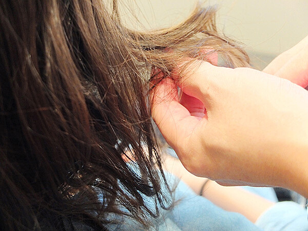 若覺得髮尾不夠澎，可抓起一小搓髮絲，由外向內的方向逆推（刮蓬），即可創造蓬鬆感。