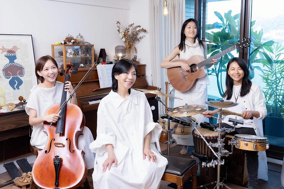 「萬芳和壯女們」(左至右依序為:楊庭禎、萬芳、王榆鈞、賴雅芳)