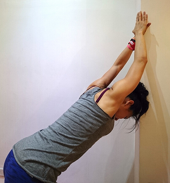 伸展背闊肌以及上斜方肌