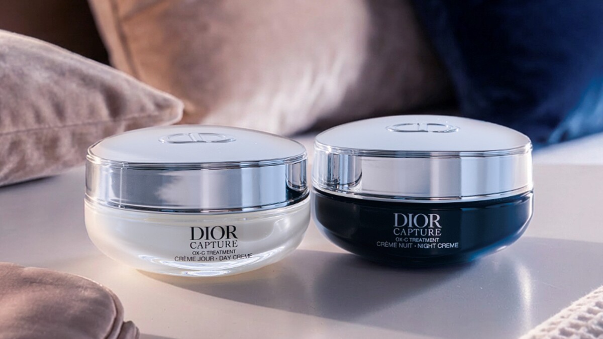 女大生美肌任意門都靠《DIOR逆時活氧膠原乳霜》日夜雙霜扛住肌膚危機，壓力熬夜也能充飽電力激升澎彈、鎖住彈潤！ 