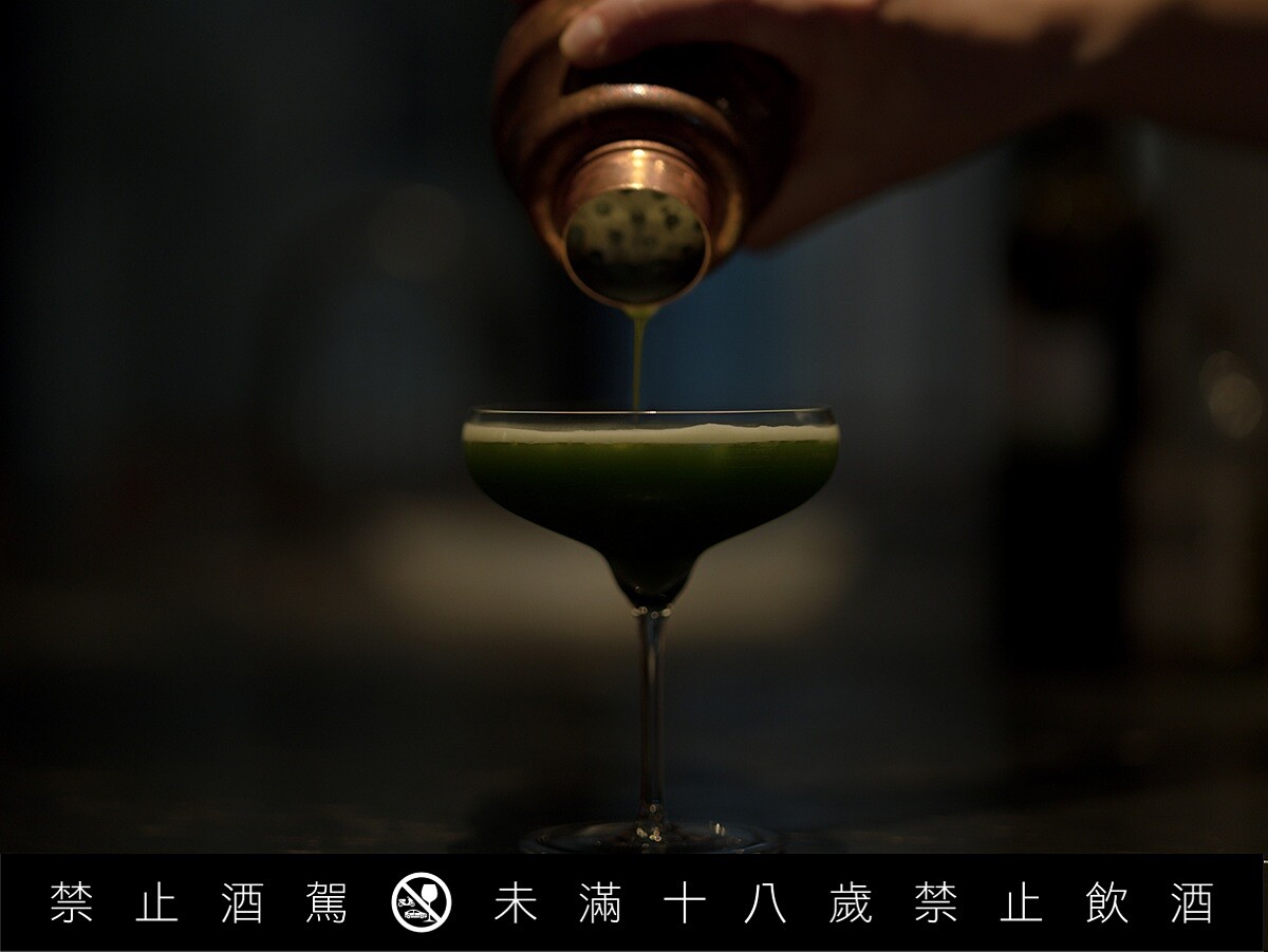 調和茶的過程，他將其視為調酒一樣，要先確立基調，再用副素材堆疊層次。