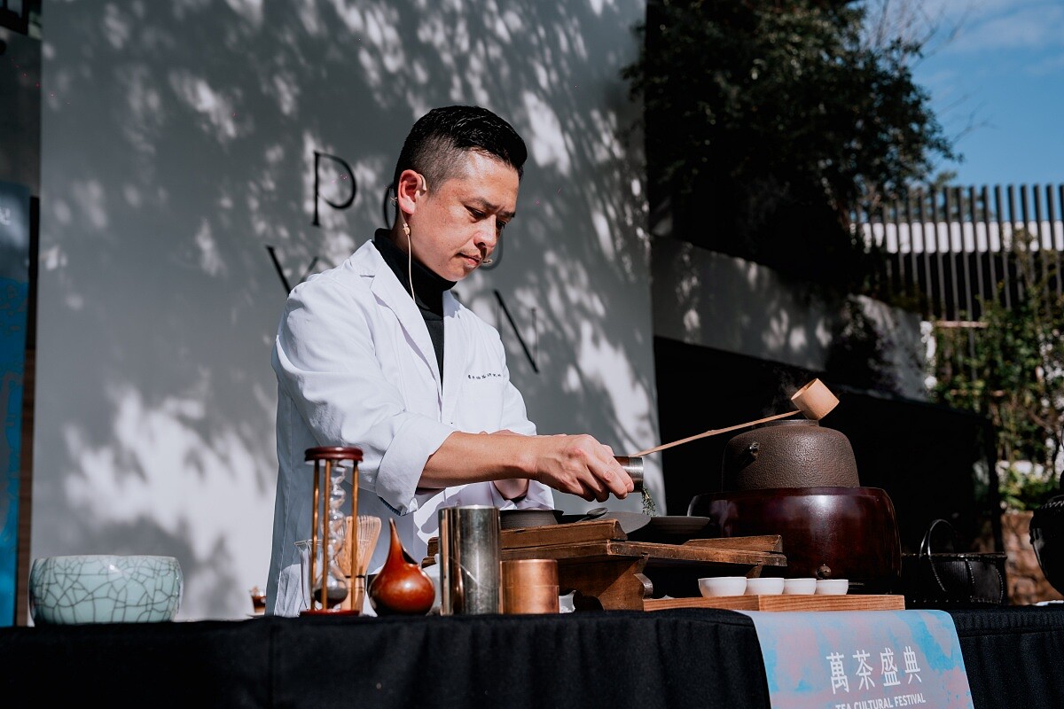 櫻井真也在活動現場示範「抹茶啤酒」的做法。