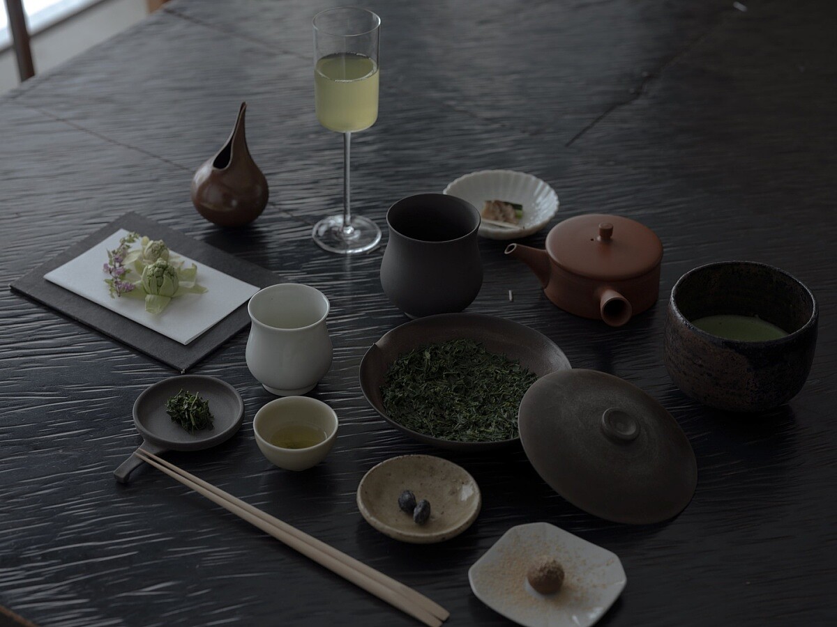 透過不同素材的調和，可以為每個節氣做出不同的風味。讓喝茶變成一種跟著時間、身體和生活走的日常。
