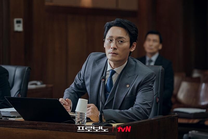 《公益律師》哈西大叔崔代勳與鄭敬淏的強強交手,不但鬥嘴有趣,攻防更是火花四射