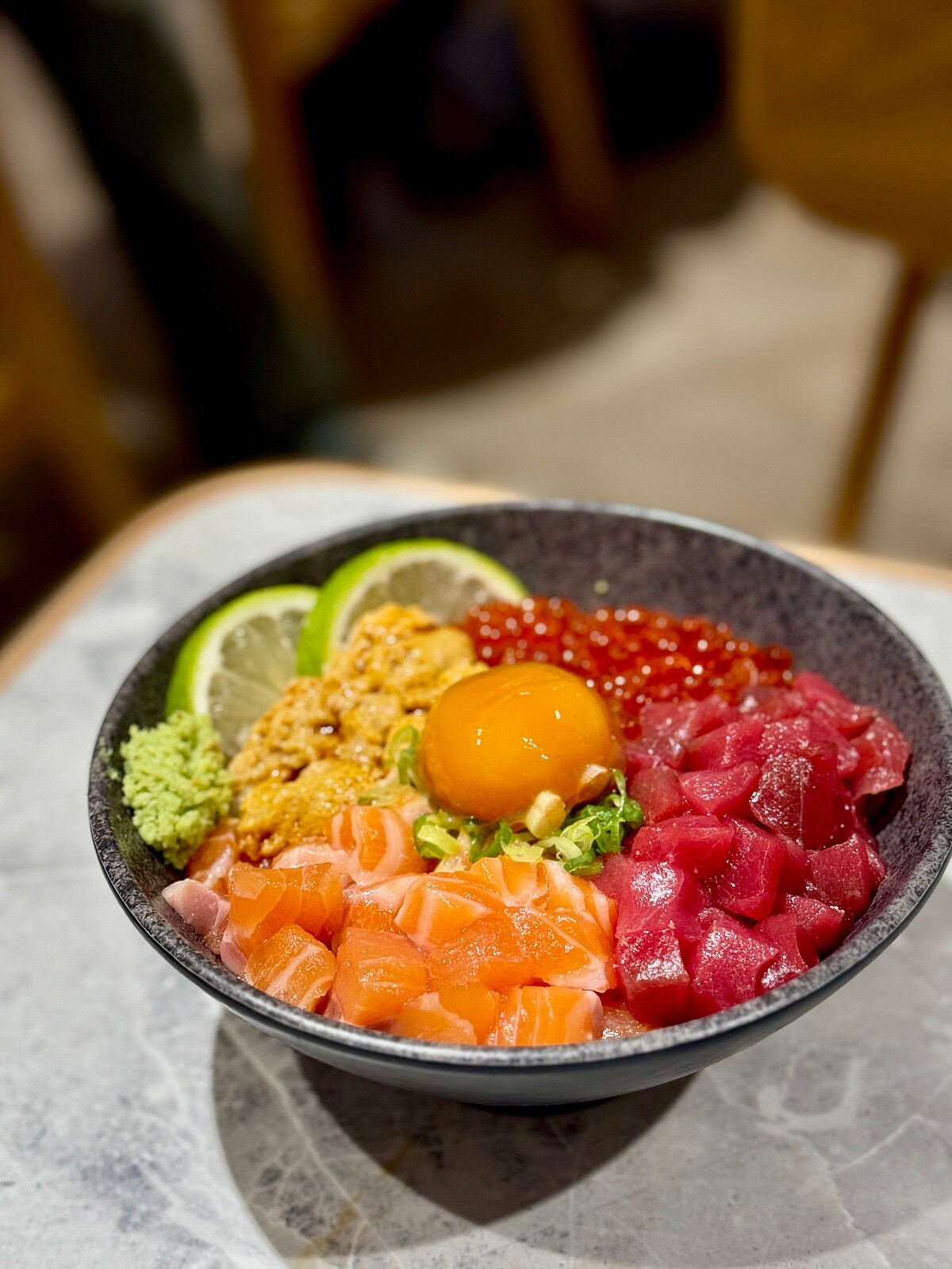 101店限定的「DX月見四喜丼」。