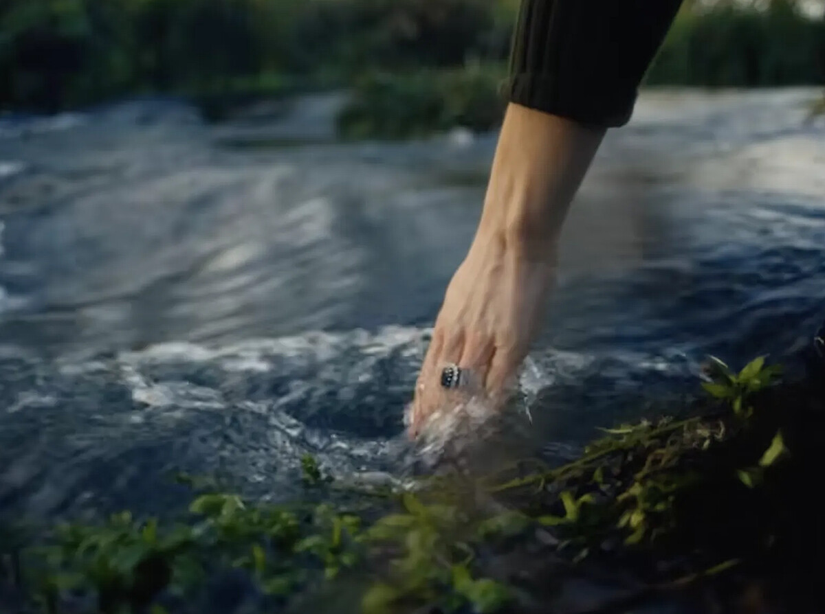 Kate威爾斯王妃將手浸入溪流中，露出了藍寶石訂婚戒指