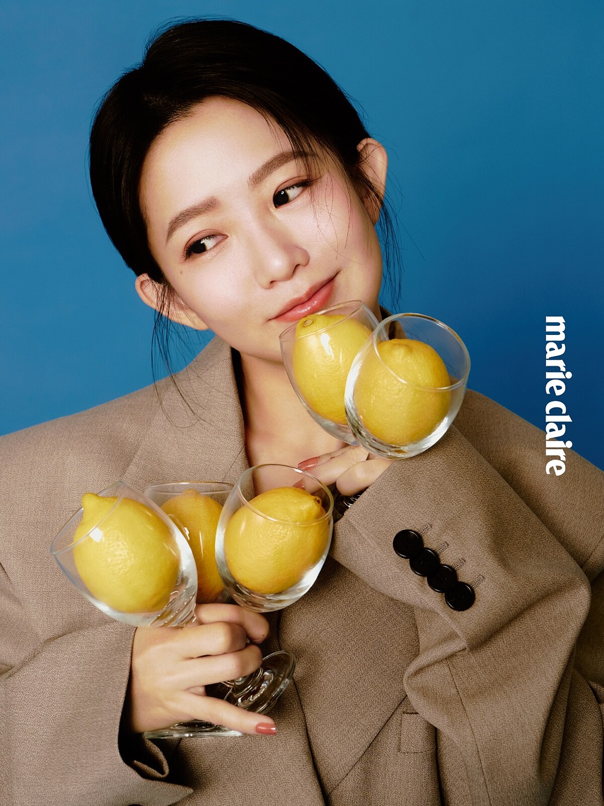 Oversized西裝外套、灰色針織上衣，Gucci。