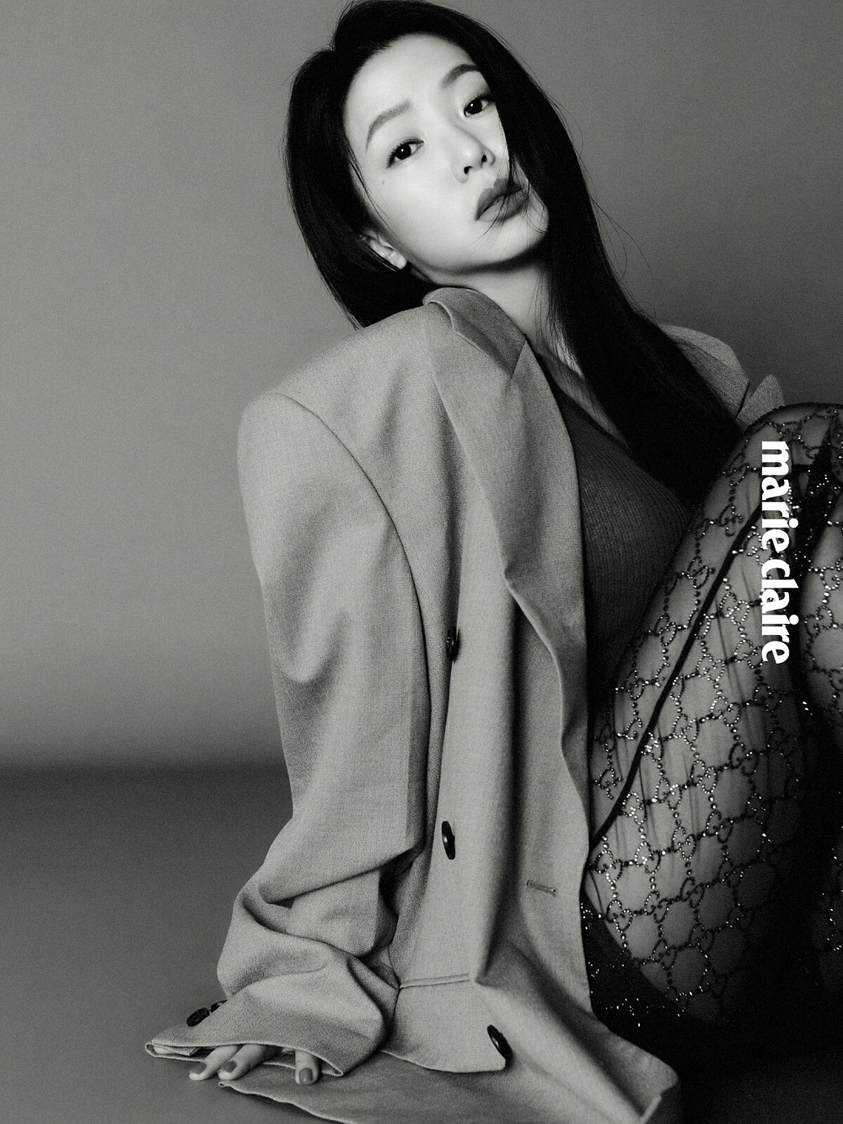 Oversized西裝外套、灰色針織上衣、黑色印花內搭褲，all by Gucci。