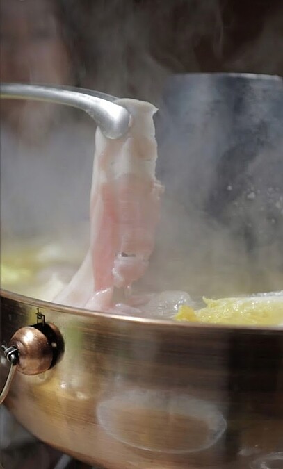 除了湯底與肉片，還有精選火鍋料、海鮮蔬菜拼盤，以及Q彈寬冬粉吸附湯汁精華。