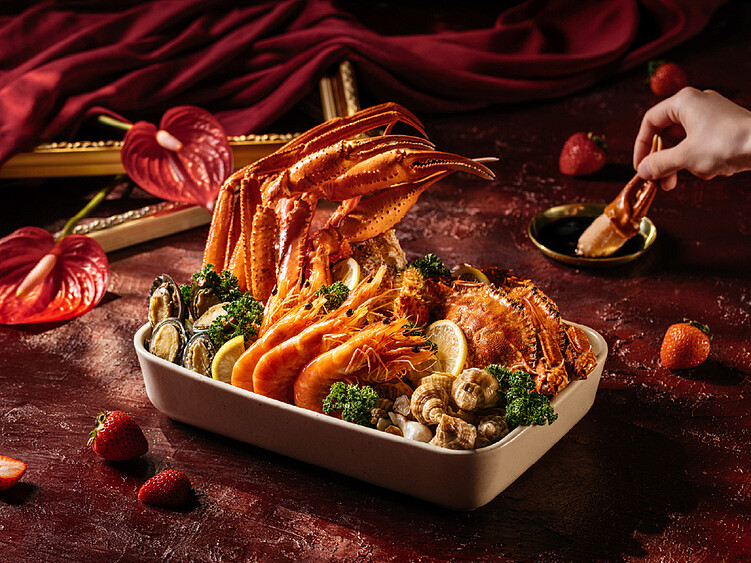 潮韻：松葉蟹搭配「草莓風味巴薩米克醋膏」呈現酸香開場，勾勒鮮明的草莓味覺序曲。圖／煙波國際觀光集團提供