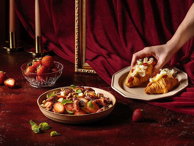 綠宴：「兵庫螢烏賊草莓沙拉」以海味清甜與莓果香氣組成對比，展現自然輕盈的季節感。圖／煙波國際觀光集團提供