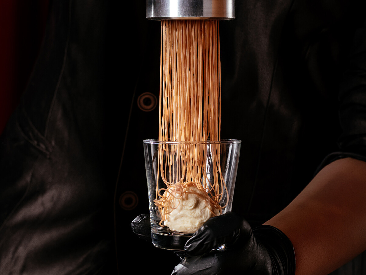 綿密栗子泥搭配草莓酸香，「草莓栗香蒙布朗」呈現清新又層次鮮明的冬日甜味。圖／煙波國際觀光集團提