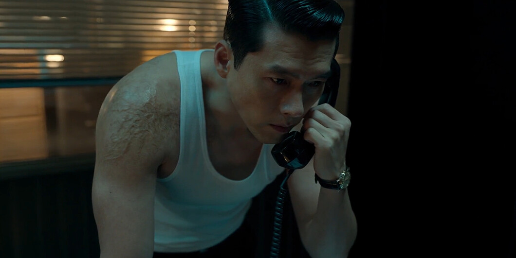 鏡頭特寫白冀兌肩膀上大片火燒傷疤，證實他在美軍大轟炸中大難不死