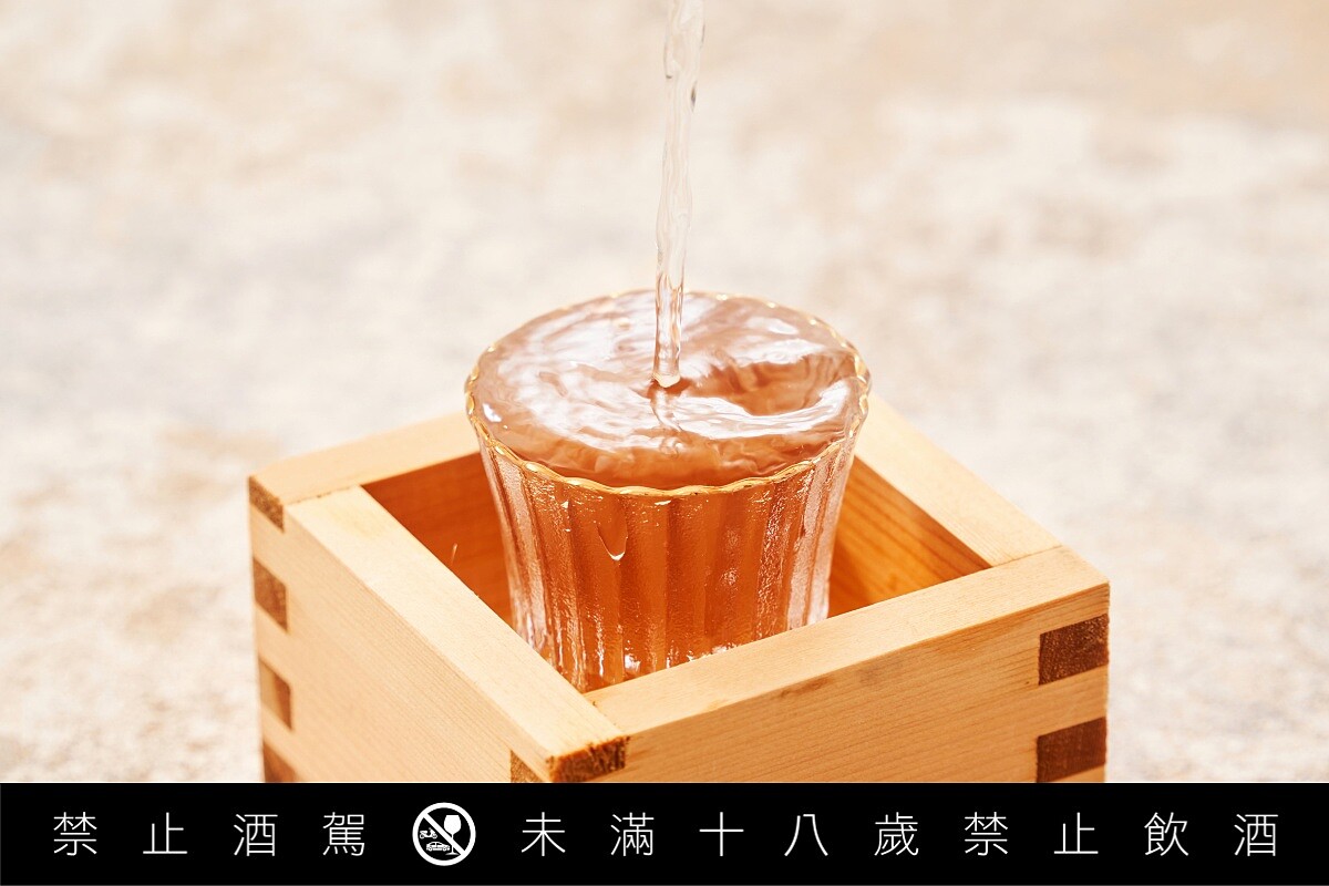 看似風味產出豐富的日本酒，實則釀造過程僅使用米、水、米麴共三種原物料完成。