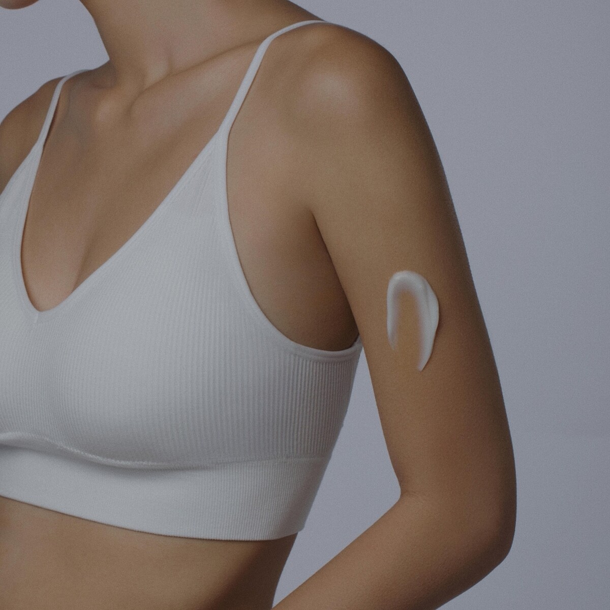 SAWAA ⿊杉微光｜靜⼼安恬⾝體乳情境圖。