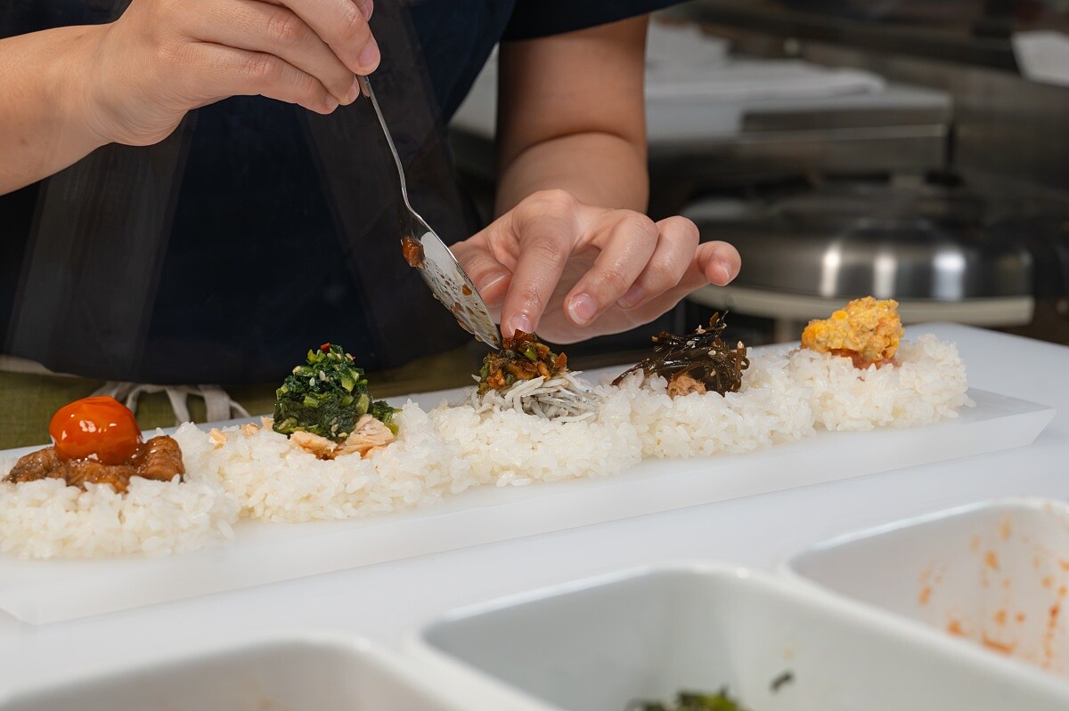 日本手作飯糰專賣店 「一汁おにぎり 一粒萬福」，以對米飯與手作細節的高度重視在東京打開名聲。