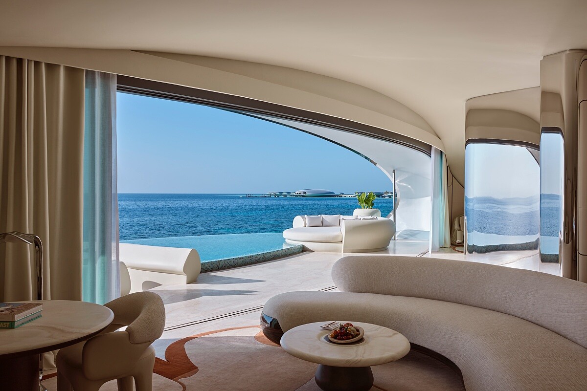 因為戶外有迷人壯觀的海景，所以室內取用相對低調柔和的色彩。