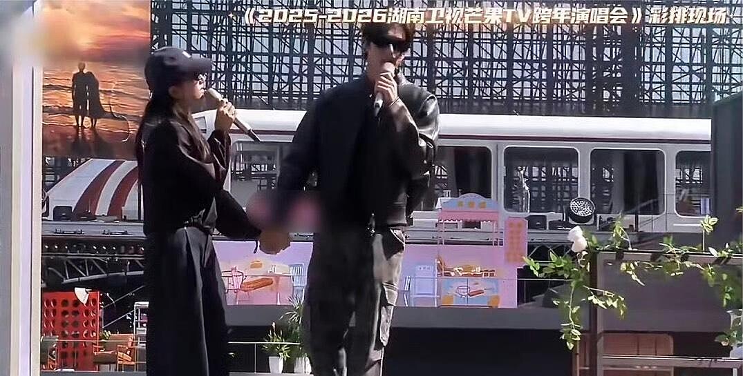宋威龍與張婧儀跨年合體對唱，從彩排到正式舞台都緊牽雙手，《驕陽似我》CP 粉氣炸。