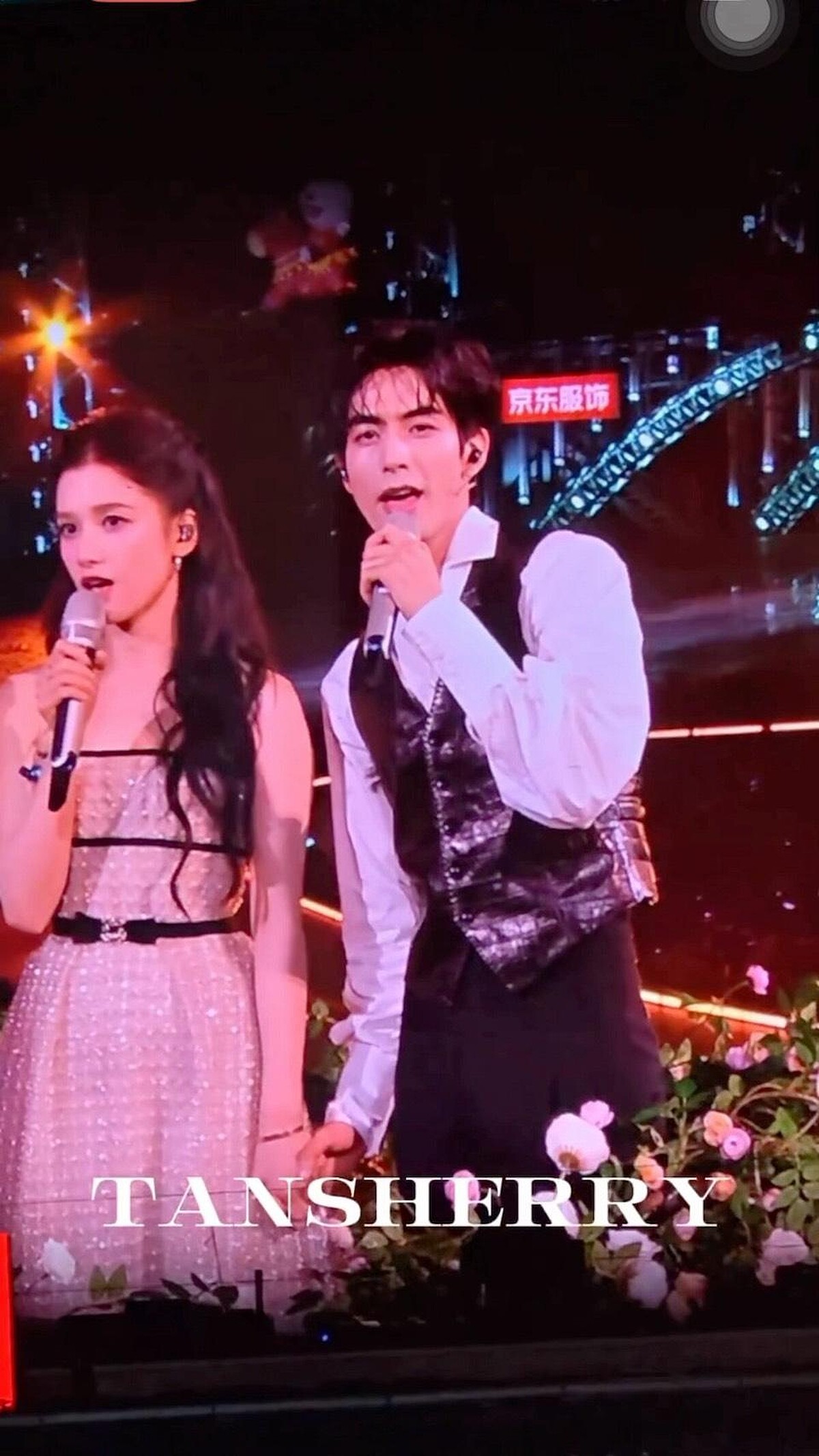 宋威龍與張婧儀跨年合體對唱，從彩排到正式舞台都緊牽雙手，《驕陽似我》CP 粉氣炸。