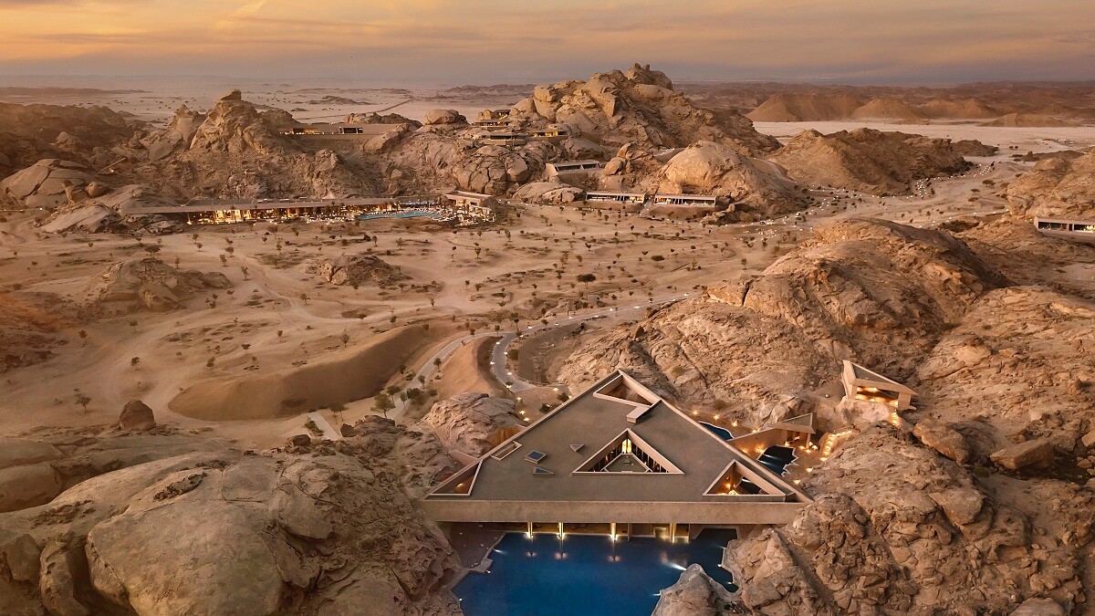 《沙丘》般的地景世界成為現實：「Desert Rock Resort」把整個度假村鑿進山脈，讓建築隱沒於沙漠地景