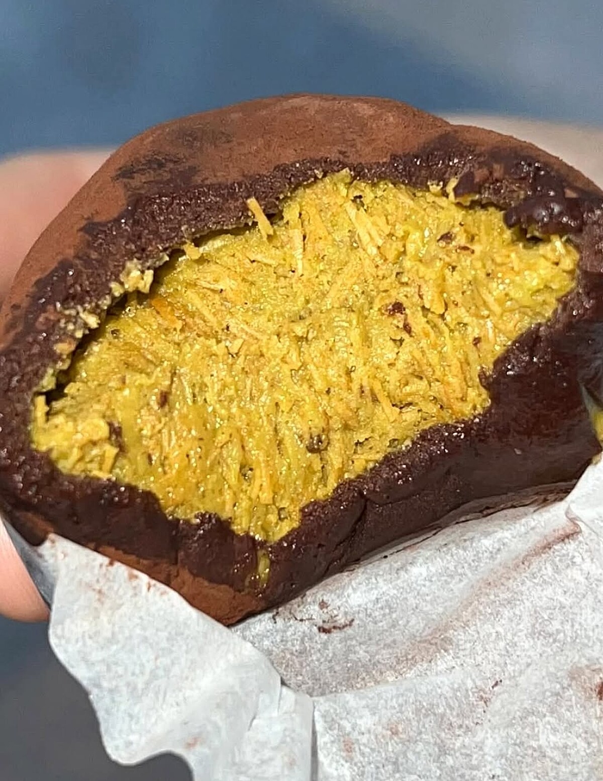 두쫀쿠杜拜巧克力Q餅改良了傳統杜拜巧克力，外表加了QQ的麻糬跟餅乾，吃起來口感更豐富（圖片來源／@palette_dessert_ IG）