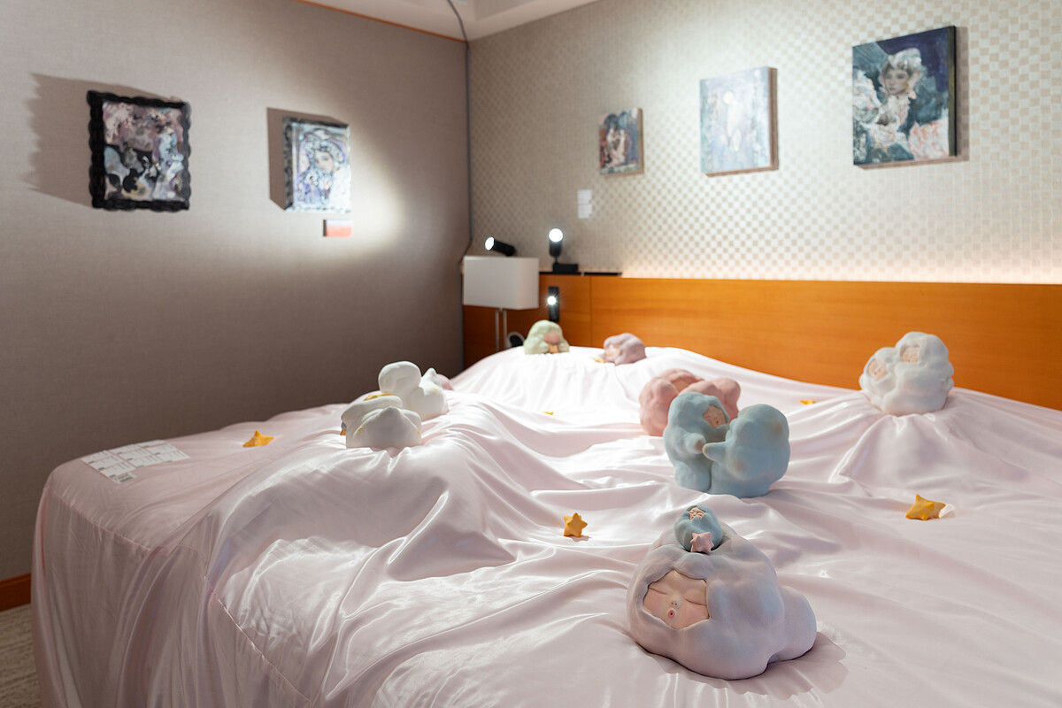 首次參展的瑪麗王后藝術空間以《天鵝湖》為策展引子，透過繪畫與雕塑轉化天鵝、湖水與黑白意象，詮釋經典敘事中悲劇與希望交織的愛、命運與自我成長。