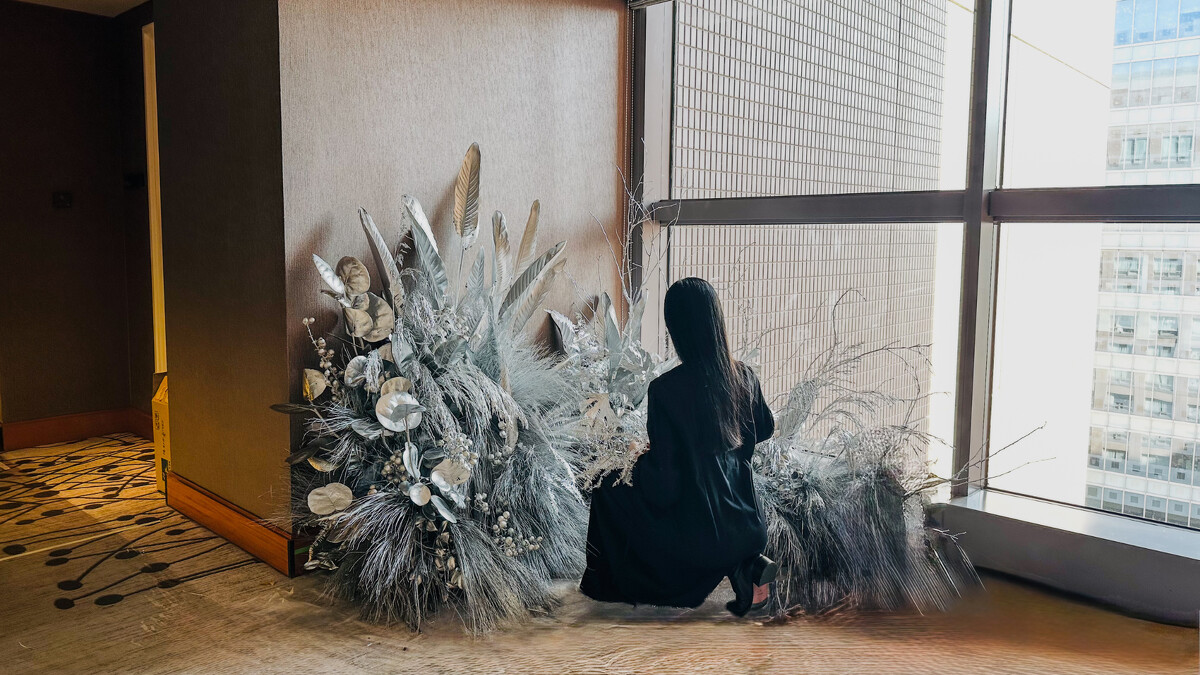 杉畝藝術（SAM&rsquo;S ART）以花藝與策展結合三大主題「土蘊、風行、光照」，將自然生命力融入觀展空間，將藝術化為可感的沉浸式體驗。