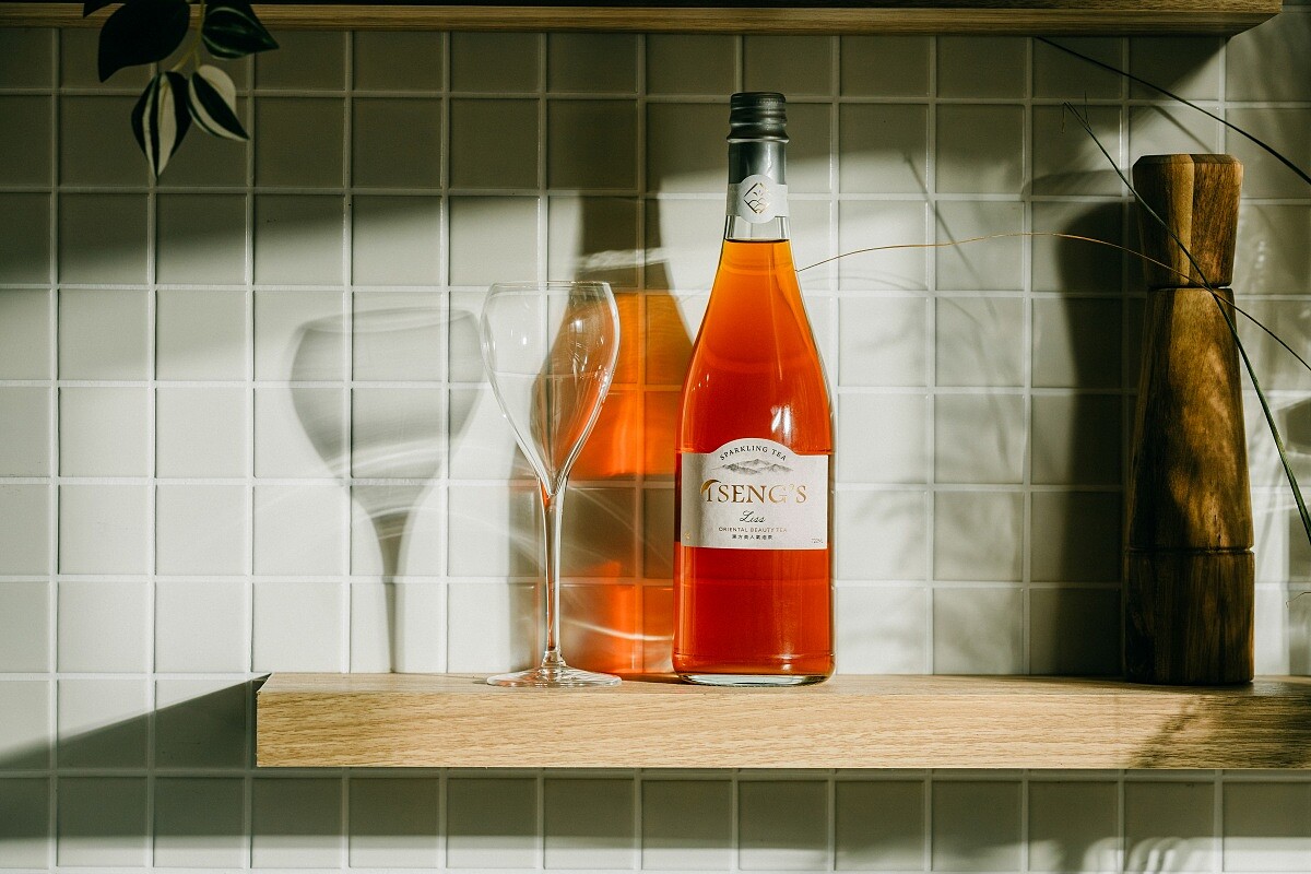 「LISS 東方美人氣泡茶」有著單純的茶香、細緻的氣泡。