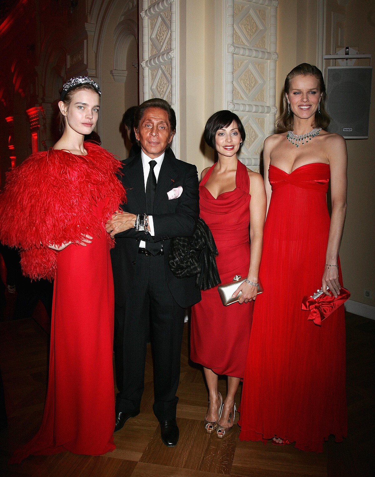 2008年2月13日，俄羅斯超模娜塔莉亞・沃迪亞諾娃（Natalia Vodianova）、Valentino先生、歌手娜塔莉・英布魯莉亞（Natalie Imbruglia）以及超模伊娃・赫茲高娃（Eva Herzigova），出席「向范倫鐵諾致敬的Love Ball慈善晚宴」並合影留念。