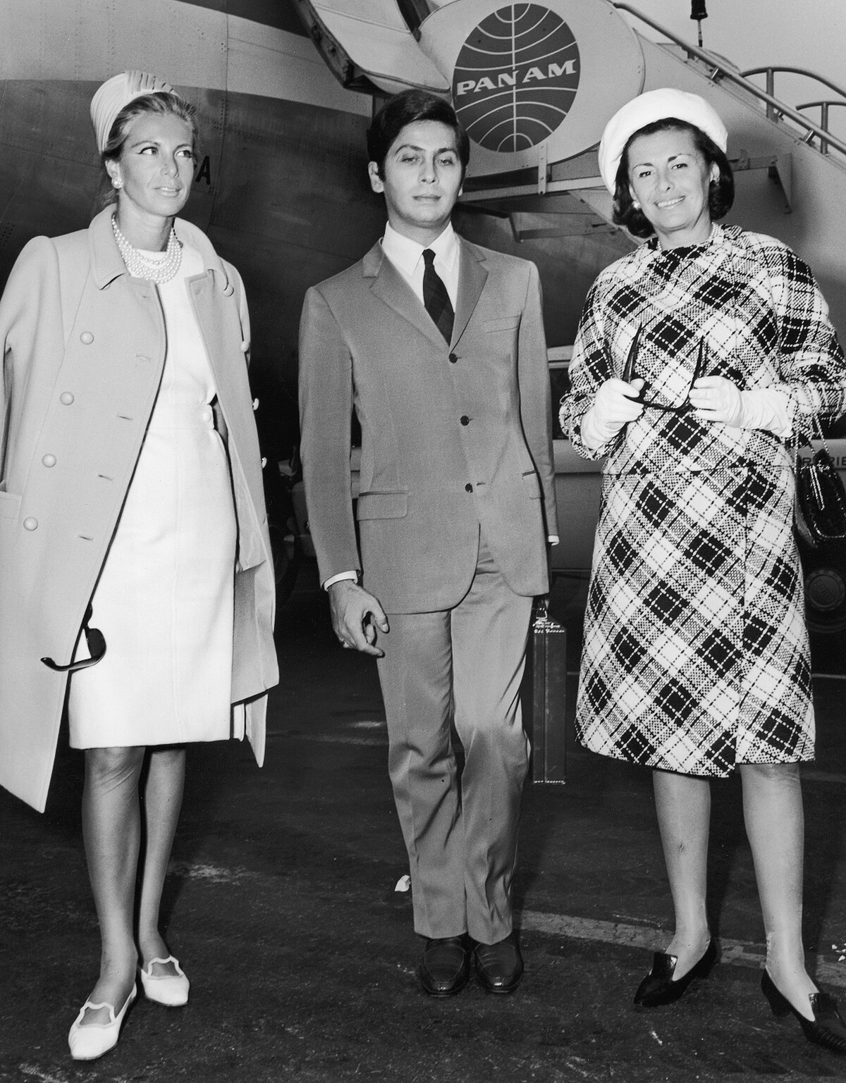 義大利名媛露西安娜・皮尼亞泰利公主（Princess Luciana Pignatelli）、義大利時裝設計師Valentino Garavani（圖中），以及義大利時裝設計師艾琳娜・加利欽公主（Princess Irene Galitzine），於1965年合影。他們此行是為了出席在 Alexander&rsquo;s 百貨舉辦的慈善時裝秀。