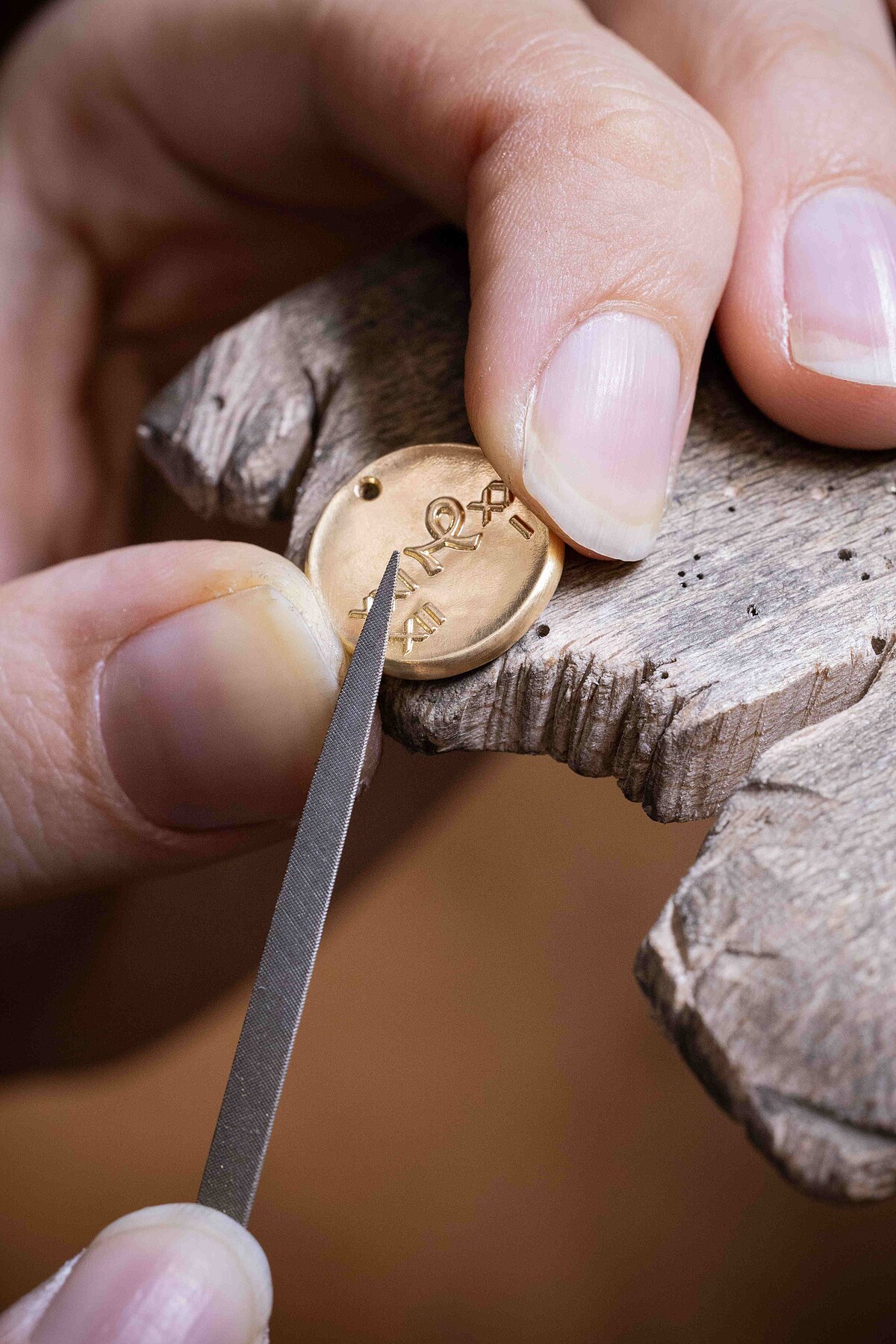 VCA Zodiaque系列工藝圖：以銼刀打磨魔羯座手鍊的圓墜邊緣