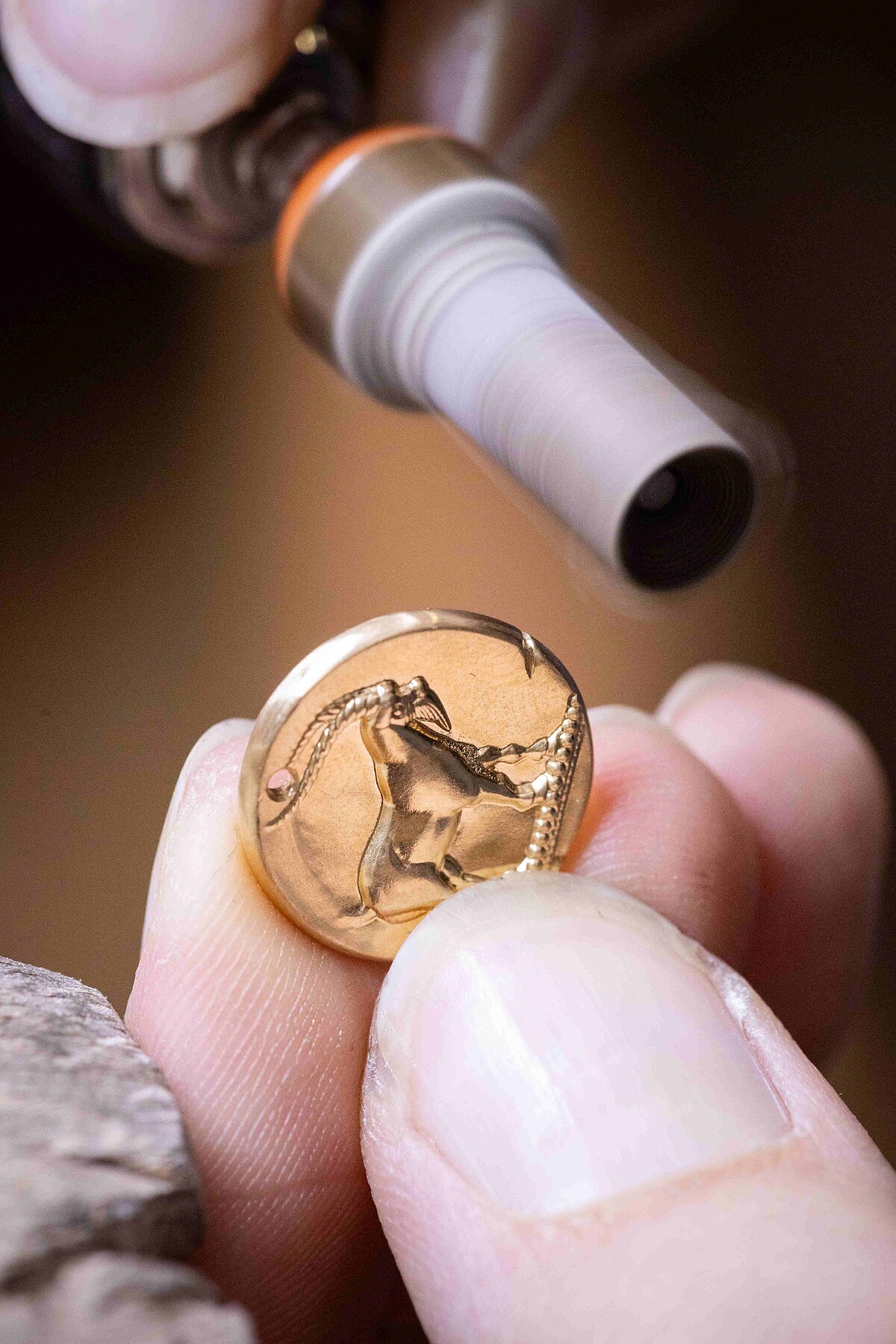 VCA Zodiaque系列工藝圖：拋光前為魔羯座手鍊的圓墜施行預備工序