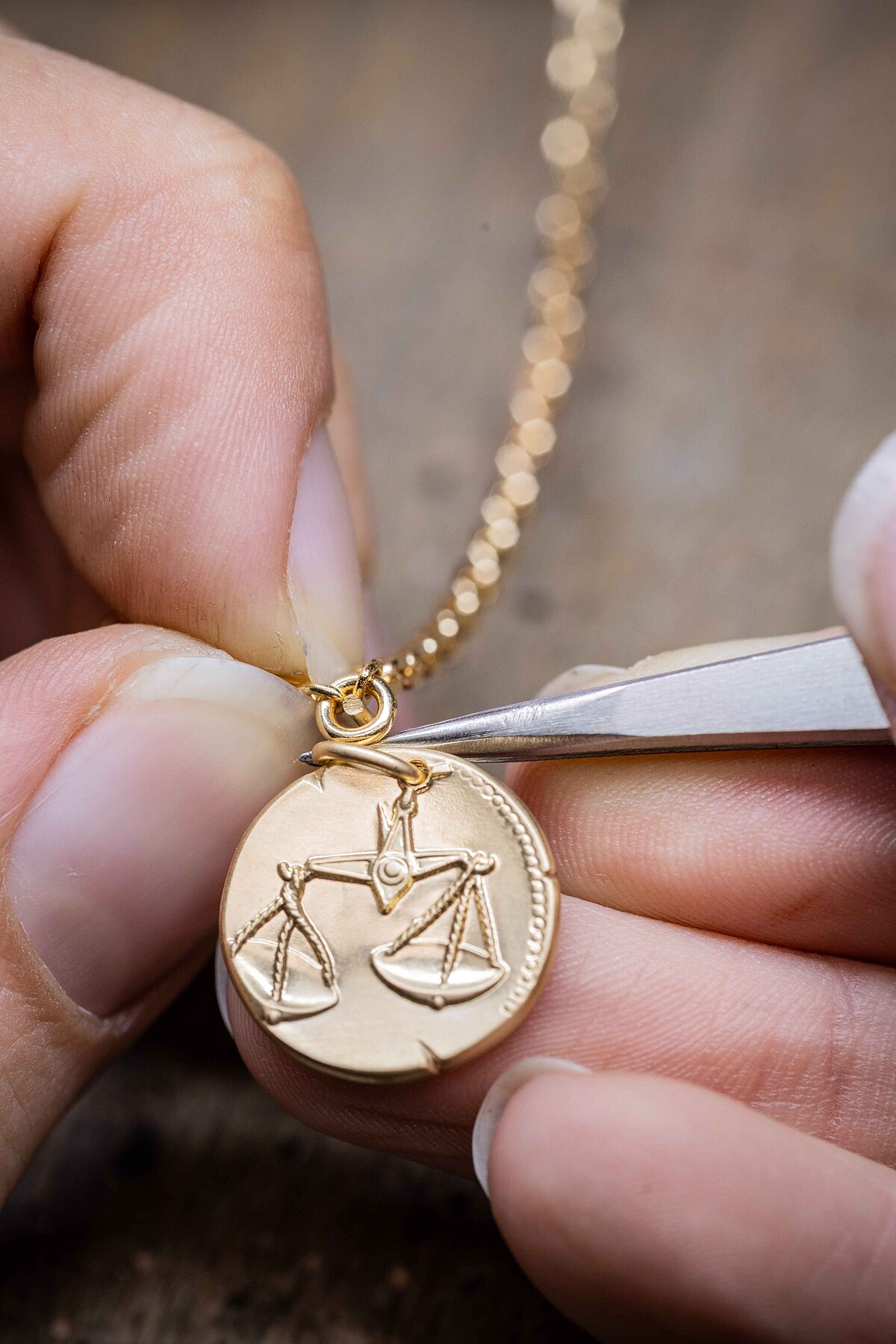 VCA Zodiaque系列工藝圖：組裝天秤座手鍊的鏈條和圓墜