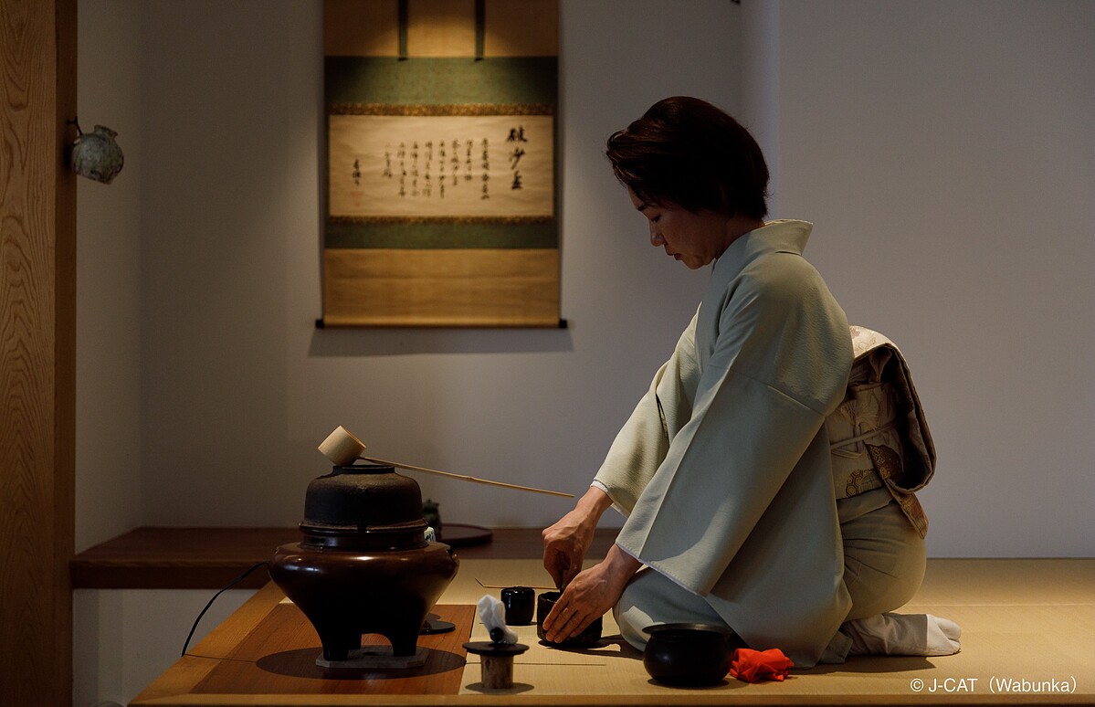 在現代風格的茶室中體驗茶道，讓人細細品味「茶之藝術」的多重面貌。&copy; Wabunka (J-CAT)