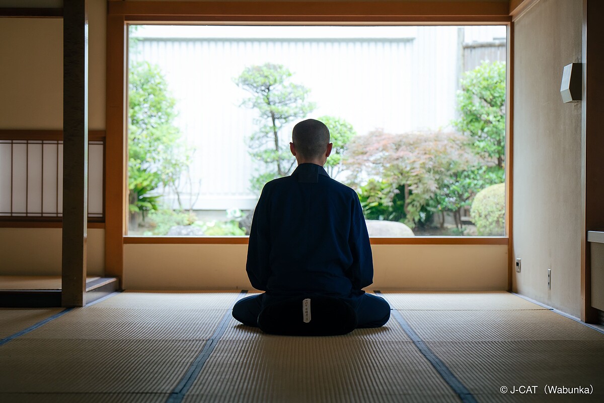 在禪僧指導下透過坐禪調和身心。&copy; Wabunka (J-CAT)