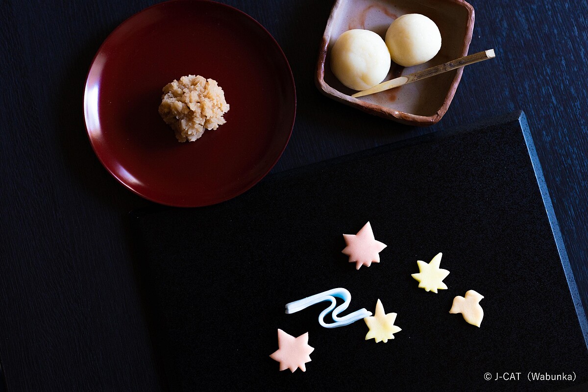 由煎茶美風流教授「塩見薛風氏」親自指導，學習煎茶道的精神，並體驗在家亦可實踐的正統和菓子製作。&copy; Wabunka (J-CAT)