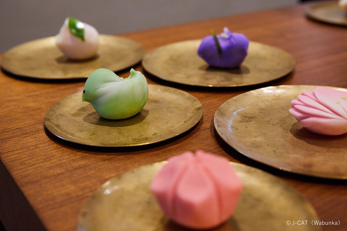由和菓子職人「永用昌也氏」指導，體驗季節和菓子製作，感受日本美學的深層魅力。&copy; Wabunka (J-CAT)