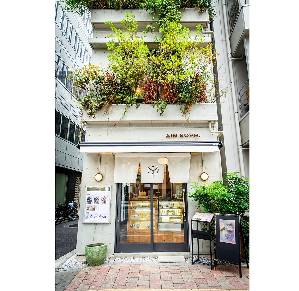 綠意妝點的牆面呈現 AIN SOPH. 重視的「與自然和諧共存」理念。&copy;蔬食餐廳 AIN SOPH.（アインソフ）