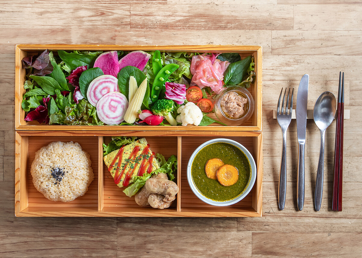 以當季蔬菜與植物性食材精心製作的蔬食便當，讓人每一口都能感受到自然的恩惠。&copy;蔬食餐廳 AIN SOPH.（アインソフ）