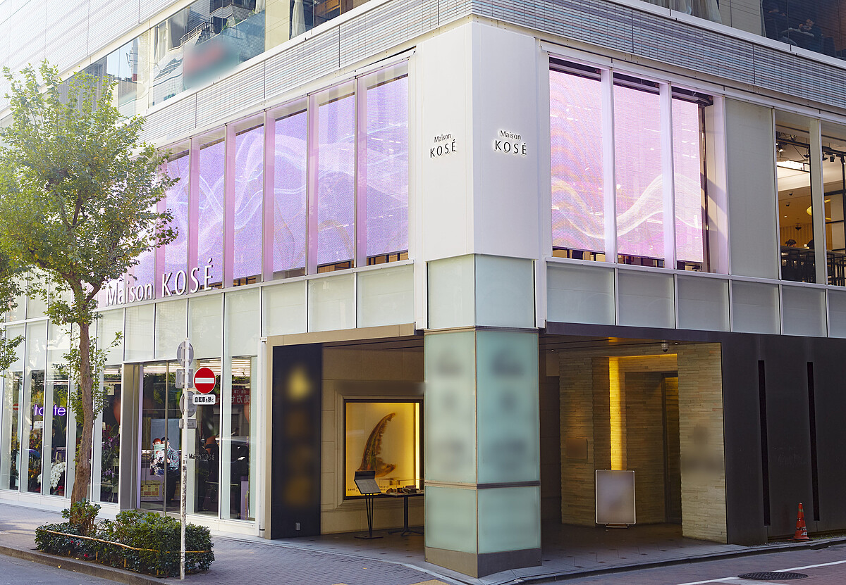 白色基調、端正洗練的外牆與LOGO，展現醒目存在感，引人駐足。&copy; Maison KOS&Eacute;銀座