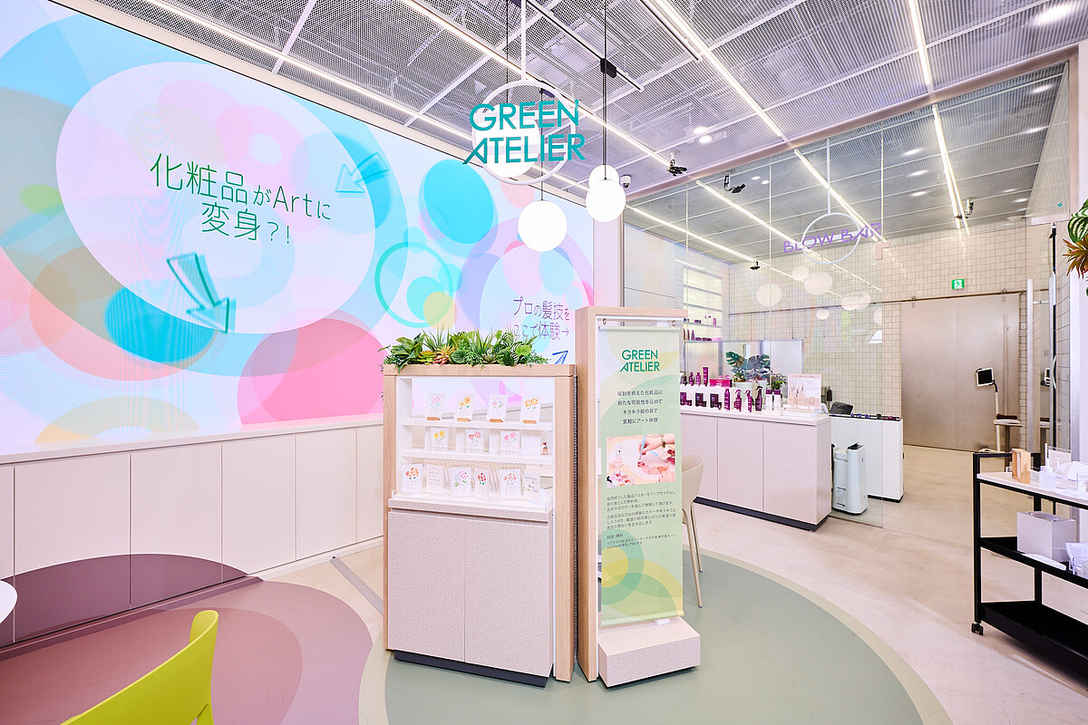 大型數位螢幕與展示櫃，呈現精緻陳列與互動的場域。&copy; Maison KOS&Eacute;銀座