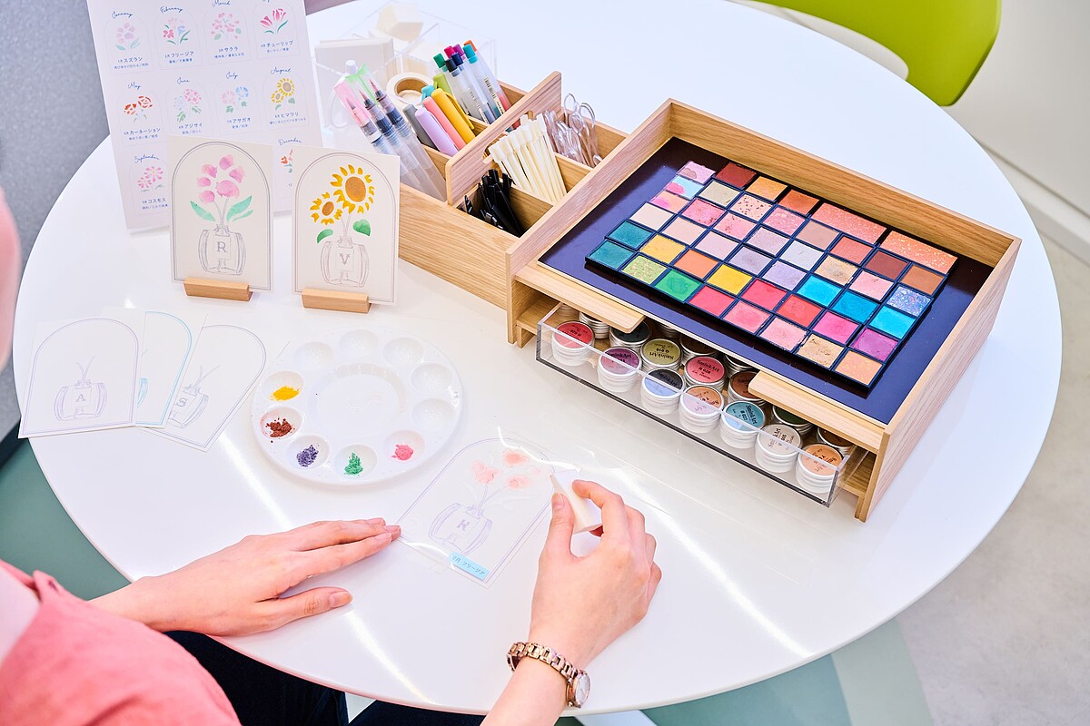 將已停售的彩妝試用品進行升級再利用，轉化為繪畫用顏料。&copy; Maison KOS&Eacute;銀座