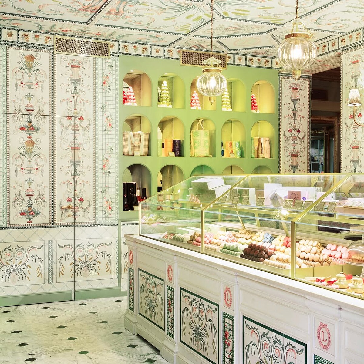 Ladur&eacute;e台北101旗艦茶室Caf&eacute;延續品牌一貫的法式美學，營造文雅、舒適且充滿巴黎氛圍的用餐空間（圖片來源／@laduree.taiwan IG）